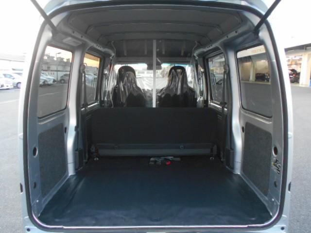 ハイゼットカーゴ ＤＸ　ＳＡＩＩＩ　横滑防止装置　マニュアルエアコン　キ－レス　デュアルエアバッグ　前席パワーウィンドウ　運転席エアバッグ　パワーステアリング　ＡＢＳ　前後誤発進抑制装置（17枚目）