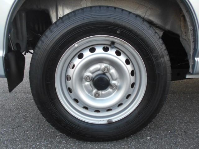 ハイゼットカーゴ ＤＸ　ＳＡＩＩＩ　横滑防止装置　マニュアルエアコン　キ－レス　デュアルエアバッグ　前席パワーウィンドウ　運転席エアバッグ　パワーステアリング　ＡＢＳ　前後誤発進抑制装置（19枚目）