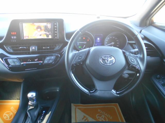 C-HR S LEDパッケージ スマートキー&プッシュスタート 定期点検記録簿 地デジ LEDヘッド オ-トエアコン WSRS キーレスエントリー ナビTV 横滑り防止 クルーズコントロール イモビライザー アルミホイール DVD(7枚目)