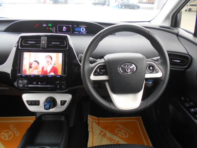 プリウス Ｓ　ＤＶＤ視聴可能　ＬＥＤヘット　地デジテレビ　盗難防止システム　スマキー　ＡＣ　ナビ＆ＴＶ　横滑り防止システム　バックガイドモニター　ＥＴＣ車載器　アルミホイール　運転席パワーウィンドウ　整備点検記録簿（7枚目）