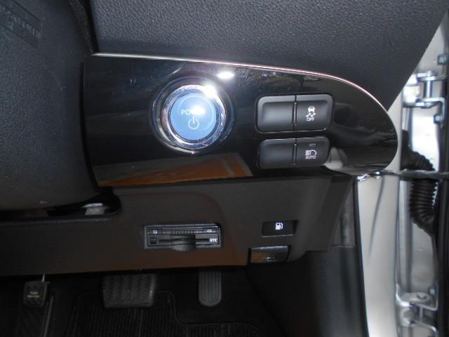 プリウス Ｓ　ＤＶＤ視聴可能　ＬＥＤヘット　地デジテレビ　盗難防止システム　スマキー　ＡＣ　ナビ＆ＴＶ　横滑り防止システム　バックガイドモニター　ＥＴＣ車載器　アルミホイール　運転席パワーウィンドウ　整備点検記録簿（12枚目）