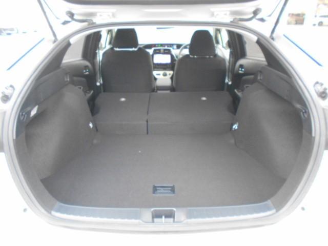 プリウス Ｓ　ＤＶＤ視聴可能　ＬＥＤヘット　地デジテレビ　盗難防止システム　スマキー　ＡＣ　ナビ＆ＴＶ　横滑り防止システム　バックガイドモニター　ＥＴＣ車載器　アルミホイール　運転席パワーウィンドウ　整備点検記録簿（18枚目）