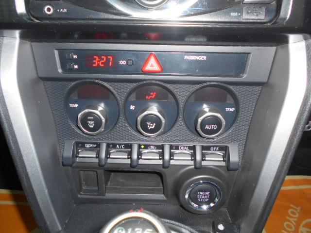 ８６ ＧＴリミテッド　スマキ－　イモビライザー　ＥＴＣ付き　キーレスアクセス　横滑り防止機能　Ｗエアバック　オートエアコン　アルミホイール　ＡＢＳ　エアバック　パワーウィンドウ　パワーステアリング　ドライブレコーダー（9枚目）