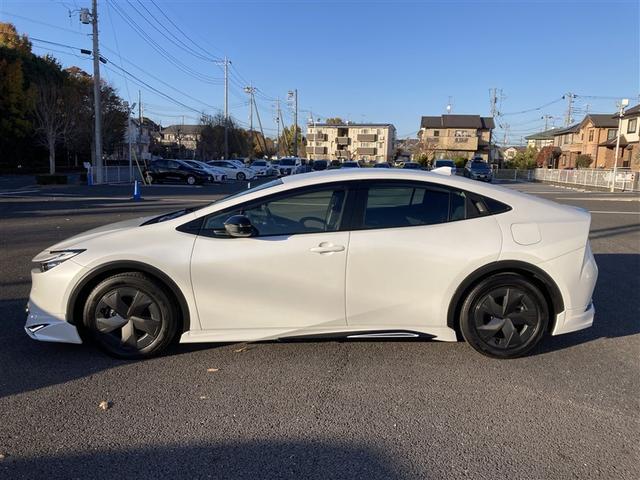 プリウス Ｕ　衝突回避システム　ＬＥＤ　Ｂモニター　ドライブレコーダー　クルーズコントロール　スマートキー　ＥＴＣ車載器　キーレス　アルミ　盗難防止システム　横滑り防止装置付き　記録簿　テレビ　地上デジタル　ＡＡＣ（2枚目）