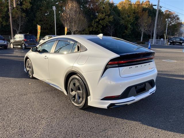 プリウス Ｕ　衝突回避システム　ＬＥＤ　Ｂモニター　ドライブレコーダー　クルーズコントロール　スマートキー　ＥＴＣ車載器　キーレス　アルミ　盗難防止システム　横滑り防止装置付き　記録簿　テレビ　地上デジタル　ＡＡＣ（3枚目）