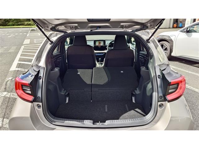 ヤリス ハイブリッドＧ　ＬＥＤライト　アルミホイール　フルセグＴＶ　スマートキ　ドライブレコーダー　ＥＴＣ車載器　横滑り防止装置　クルコン　セキュリティアラーム　パワステ　メモリーナビゲーション　キーフリー　オートエアコン（9枚目）