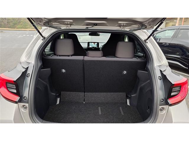 ヤリス ハイブリッドG LEDライト スマートキ ETC車載器 横滑り防止装置 クルコン セキュリティアラーム パワステ 点検記録簿 キーフリー オートエアコン ABS Wエアバック パワーウィンドウ エアバッグ(9枚目)