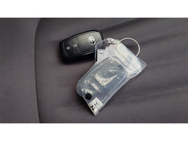 ヤリス ハイブリッドG LEDライト スマートキ ETC車載器 横滑り防止装置 クルコン セキュリティアラーム パワステ 点検記録簿 キーフリー オートエアコン ABS Wエアバック パワーウィンドウ エアバッグ(22枚目)