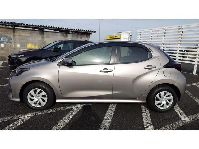 ヤリス ハイブリッドＸ　イモビライザー　スマートキー＆プッシュスタート　バックモニター　ワイヤレスキー　ドラレコ　ＡＢＳ　ナビ　定期点検記録簿　オートクルーズ　Ｗエアバック　パワーウィンドウ　オートエアコン　ＥＴＣ（2枚目）