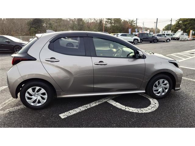 ヤリス ハイブリッドＸ　イモビライザー　スマートキー＆プッシュスタート　バックモニター　ワイヤレスキー　ドラレコ　ＡＢＳ　ナビ　定期点検記録簿　オートクルーズ　Ｗエアバック　パワーウィンドウ　オートエアコン　ＥＴＣ（4枚目）