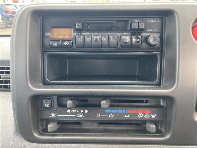 ハイゼットカーゴ ＤＸ　キーレスキー　ワンオーナー　パワステ　マニュアルエアコン　エアバッグ　前席パワーウインドウ　助手席エアバック（9枚目）