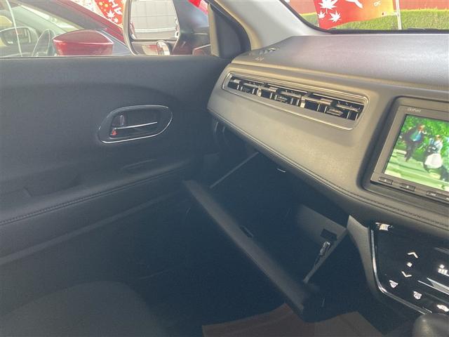 ヴェゼル Ｘ・ホンダセンシング　Ｒカメラ　Ｗエアバッグ　盗難防止　アクティブクルーズコントロール　オートエアコン　ＬＥＤランプ　衝突軽減ブレ－キ　パワステ　整備記録簿　Ｄレコ　アルミ　スマートキーシステム　パワーウインドウ　ＴＶナビ（17枚目）