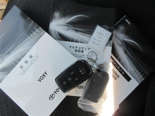 ヴォクシー ハイブリッドＳ－Ｇ　リアオートエアコン　地デジ　クルコン　Ｂカメラ　横滑防止装置　ＬＥＤヘッド　ＥＴＣ車載器　ワンオーナー車　両側自動ドア　キーレス　ナビ＆ＴＶ　アルミホイール　３列シート　スマートキー　メモリーナビ（28枚目）