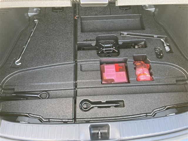 プリウス Ａプレミアム　ツーリングセレクション　横滑り防止機能　皮シート　運転席パワーシート　エアコン　１オナ　パワーウィンドウ　ナビ＆ＴＶ　ＬＥＤライト　盗難防止装置　スマートキー＆プッシュスタート　キーレス　ＥＴＣ　アルミホイール　１００Ｖ電源（31枚目）