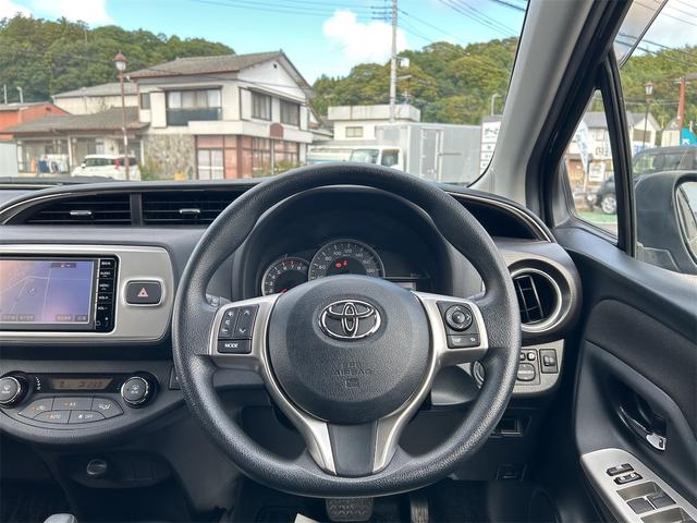ヴィッツ ジュエラ　バックカメラ　ナビ　ＴＶ　オートライト　スマートキー　アイドリングストップ　電動格納ミラー　ＣＶＴ　衝突安全ボディ　ＡＢＳ　ＥＳＣ　ＣＤ　ミュージックプレイヤー接続可　Ｂｌｕｅｔｏｏｔｈ　エアコン（2枚目）
