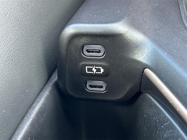 クラウンクロスオーバー ＲＳアドバンスド　４ＷＤ　バックカメラ　クリアランスソナー　オートクルーズコントロール　レーンアシスト　パワーシート　衝突被害軽減システム　サンルーフ　ナビ　ＴＶ　オートマチックハイビーム　オートライト（11枚目）