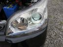 曇り少なく明るいヘッドライトは純正のHID式です(左側)