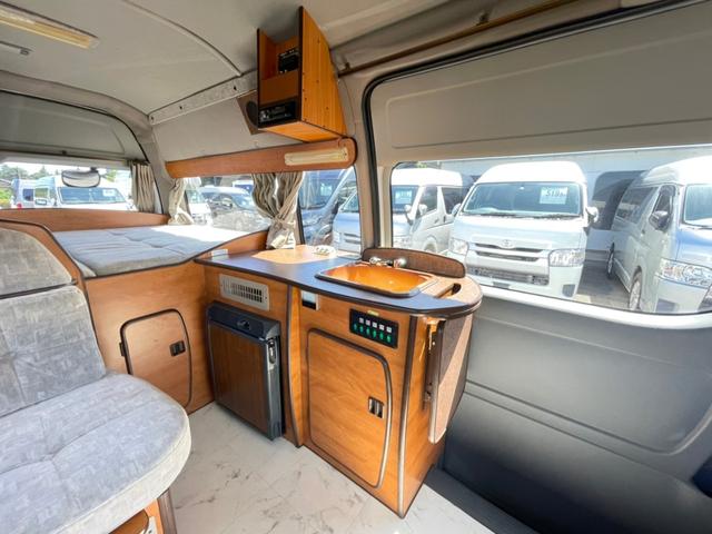 RVビックフット製 リトルノオクタービア ツインサブバッテリー 1500Wインバーター ソーラーパネル 外部充電 走行充電 100V 12V ルーフベント シンク 冷蔵庫 フリップダウンモニター(9枚目)