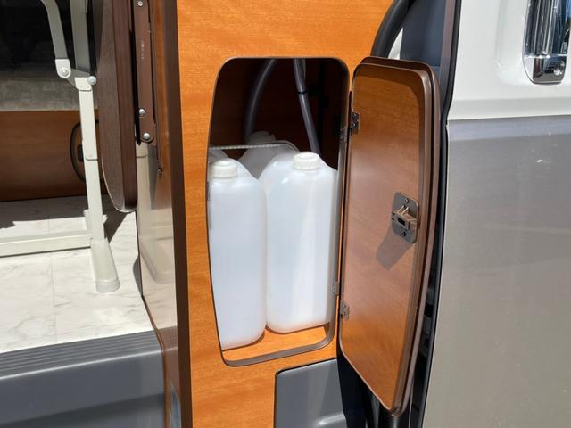 RVビックフット製 リトルノオクタービア ツインサブバッテリー 1500Wインバーター ソーラーパネル 外部充電 走行充電 100V 12V ルーフベント シンク 冷蔵庫 フリップダウンモニター(53枚目)