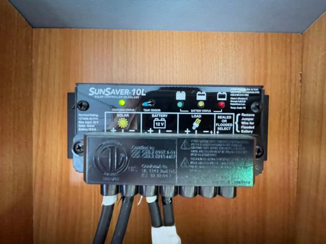 RVビックフット製 リトルノオクタービア ツインサブバッテリー 1500Wインバーター ソーラーパネル 外部充電 走行充電 100V 12V ルーフベント シンク 冷蔵庫 フリップダウンモニター(64枚目)