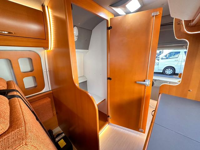 4WD カーセールスヤッコ BRAVO パノラミックビュー セーフティーセンス 電動スライド リチウムサブバッテリー CTEK走行充電 外部充電・電源 シンク 冷蔵庫 FF エアコン 寒冷地仕様(79枚目)