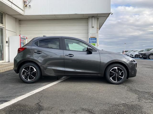 ＭＡＺＤＡ２ １５スポルト　車線逸脱警報システム　ＡＵＸ　デモカー　レーダークルーズコントロール　ＵＳＢ　禁煙車　アイドリングストップ　オートハイビーム　フルオートエアコン　スマートキー　キーフリー　横滑り防止装置　オートライト（10枚目）