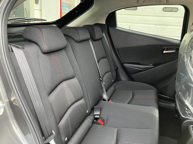 ＭＡＺＤＡ２ １５スポルト　車線逸脱警報システム　ＡＵＸ　デモカー　レーダークルーズコントロール　ＵＳＢ　禁煙車　アイドリングストップ　オートハイビーム　フルオートエアコン　スマートキー　キーフリー　横滑り防止装置　オートライト（24枚目）