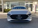 MAZDA3ファストバック 15S レトロスポーツエディション アイドリングストップ メモリーナビ 禁煙車 ハーフレザーシート 360度ビュー 運転席パワーシート ETC LEDヘッドライト フルセグ Bluetooth接続 スマートシティブレーキサポート 試乗車(5枚目)