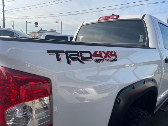 タンドラ 　新車並行　クルーマックス　ＴＲＤオフロード　Ｖ８　４ＷＤ　リフトアップ　サンルーフ　トヨタセーフティセンス　ＬＥＤヘッドライト　トノカバー　ＤＲＯＰＳＴＡＲＳ２０インチアルミ　シートヒーター（14枚目）