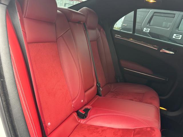 クライスラー・300 SRT8 左ハンドル パノラマサンルーフ ブレンボキャリパー ハーマンカードンオーディオ 車高調ローダウン 22インチホイール レザーシート 温冷カップホルダー V8 6.4Lエンジン(25枚目)