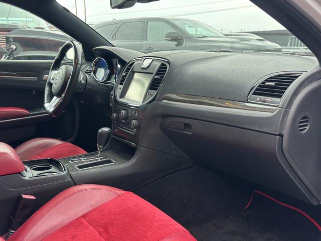 クライスラー・300 SRT8 左ハンドル パノラマサンルーフ ブレンボキャリパー ハーマンカードンオーディオ 車高調ローダウン 22インチホイール レザーシート 温冷カップホルダー V8 6.4Lエンジン(27枚目)