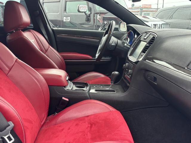 クライスラー・300 SRT8 左ハンドル パノラマサンルーフ ブレンボキャリパー ハーマンカードンオーディオ 車高調ローダウン 22インチホイール レザーシート 温冷カップホルダー V8 6.4Lエンジン(28枚目)