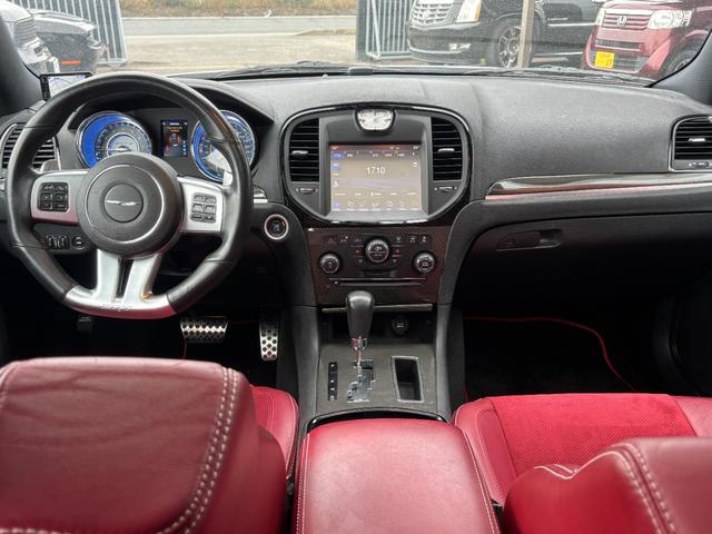 クライスラー・300 SRT8 左ハンドル パノラマサンルーフ ブレンボキャリパー ハーマンカードンオーディオ 車高調ローダウン 22インチホイール レザーシート 温冷カップホルダー V8 6.4Lエンジン(31枚目)