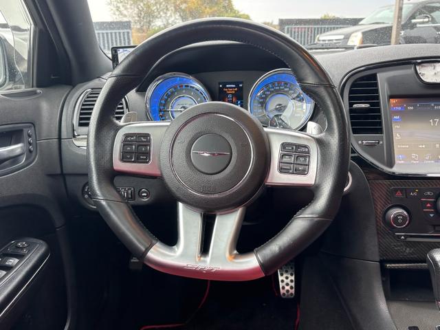 クライスラー・300 SRT8 左ハンドル パノラマサンルーフ ブレンボキャリパー ハーマンカードンオーディオ 車高調ローダウン 22インチホイール レザーシート 温冷カップホルダー V8 6.4Lエンジン(32枚目)