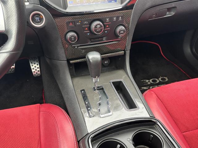 クライスラー・300 SRT8 左ハンドル パノラマサンルーフ ブレンボキャリパー ハーマンカードンオーディオ 車高調ローダウン 22インチホイール レザーシート 温冷カップホルダー V8 6.4Lエンジン(34枚目)