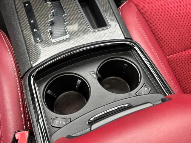 クライスラー・300 SRT8 左ハンドル パノラマサンルーフ ブレンボキャリパー ハーマンカードンオーディオ 車高調ローダウン 22インチホイール レザーシート 温冷カップホルダー V8 6.4Lエンジン(35枚目)