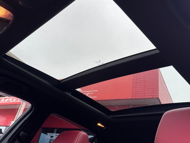 クライスラー・300 SRT8 左ハンドル パノラマサンルーフ ブレンボキャリパー ハーマンカードンオーディオ 車高調ローダウン 22インチホイール レザーシート 温冷カップホルダー V8 6.4Lエンジン(36枚目)