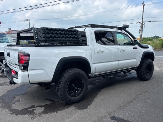 タコマ 　ＴＲＤ　ＰＲＯ　新車並行　リフトアップ　シャッター式トノカバー　ベッドラック　ＴＲＤシュノーケル　ルーフキャリア　フローティングナビ　サンルーフ　ｎ－ｆａｂサイドステップ　ＳＣＳホイール　地デジＴＶ（9枚目）