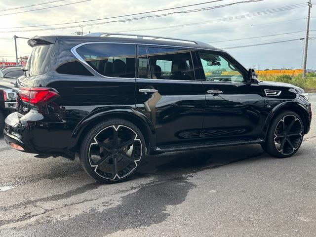ＱＸ８０ ベースグレード　ダイヤモンドキルティングブラックレザー　サンルーフ　２６インチホイール　純正ホイール有　パノラミックビューモニター　シートヒータ＆ベンチレーション　ステアリングヒーター　ＢＯＳＥサウンド（8枚目）