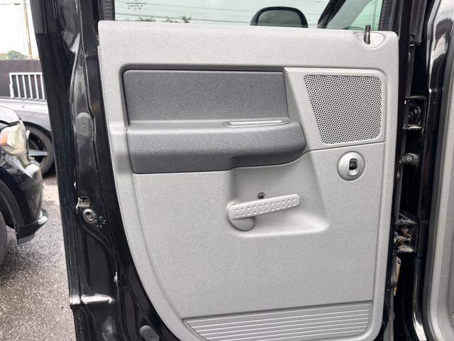 ダッジ・ラム ＳＬＴ　実走行　クワッドキャブ　ブラウンカスタムレザー　フロントベンチシート　コラムシフト　２０インチホイール　サイドステップ　ハードトノカバー　ＡＬＰＩＮＥ１１インチナビ　地デジＴＶ（24枚目）