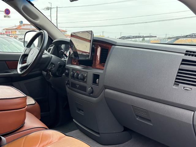 ダッジ・ラム ＳＬＴ　実走行　クワッドキャブ　ブラウンカスタムレザー　フロントベンチシート　コラムシフト　２０インチホイール　サイドステップ　ハードトノカバー　ＡＬＰＩＮＥ１１インチナビ　地デジＴＶ（29枚目）