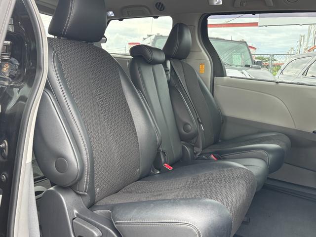 シエナ ＳＥ　新車並行　最終後期　カロッツェリアナビ　フリップダウンモニタ　両側パワースライドドア　パワーバックドア　純正１９インチホイール　ブラックハーフレザーシート（28枚目）