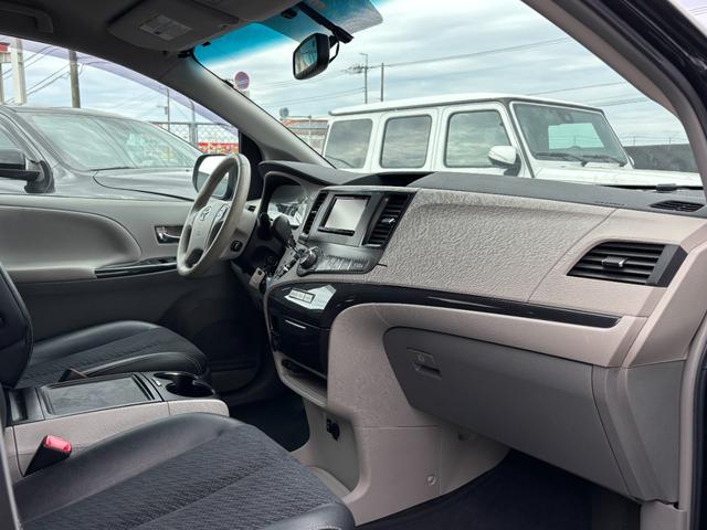 シエナ ＳＥ　新車並行　最終後期　カロッツェリアナビ　フリップダウンモニタ　両側パワースライドドア　パワーバックドア　純正１９インチホイール　ブラックハーフレザーシート（29枚目）