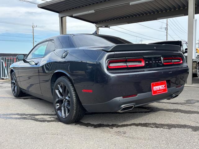 ダッジ・チャレンジャー SXT プラス ブラックトップパッケージ アップルカープレイアンドロイドオート サンルーフ ブラックレザーシート シートヒータ&ベンチレーション ステアリングヒーター ALPINEオーディオ(5枚目)