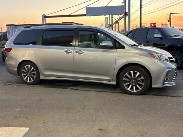 シエナ リミテッド　ＡＷＤ　ブラウンレザー　サンルーフ　両側パワースライドドア　パワーバックドア　トヨタセーフティセンス　アダプティブクルーズコントロール　フローティングナビ（8枚目）