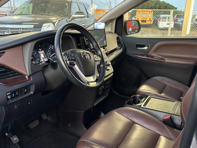 シエナ リミテッド　ＡＷＤ　ブラウンレザー　サンルーフ　両側パワースライドドア　パワーバックドア　トヨタセーフティセンス　アダプティブクルーズコントロール　フローティングナビ（10枚目）