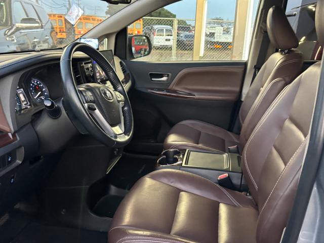 シエナ リミテッド　ＡＷＤ　ブラウンレザー　サンルーフ　両側パワースライドドア　パワーバックドア　トヨタセーフティセンス　アダプティブクルーズコントロール　フローティングナビ（11枚目）