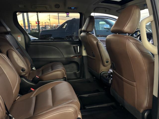シエナ リミテッド　ＡＷＤ　ブラウンレザー　サンルーフ　両側パワースライドドア　パワーバックドア　トヨタセーフティセンス　アダプティブクルーズコントロール　フローティングナビ（19枚目）