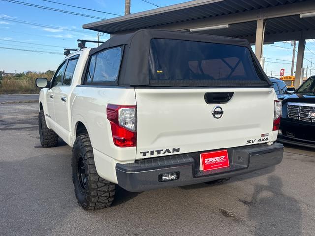 タイタン 　クルーキャブ　ＳＶ　ソフトキャンパーシェル　ＮＩＴＴＯ３５インチタイヤ　ＦＵＥＬホイール　ルーフバー　Ｐａｎａｓｏｎｉｃナビ　プッシュスタート　フロントベンチシート　バグガード（5枚目）