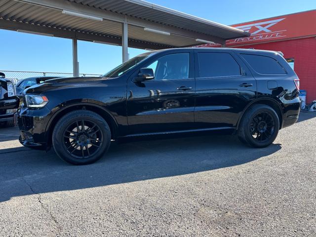 ダッジ・デュランゴ ＲＴ　新車並行　アップルカープレイ　サンルーフ　コンビレザーシート　電動格納ミラー　ＣＯＲＳＡマフラー　アメリカンレーシング２０インチホイール　シートヒーター　パワーバックドア　地デジＴＶ（4枚目）